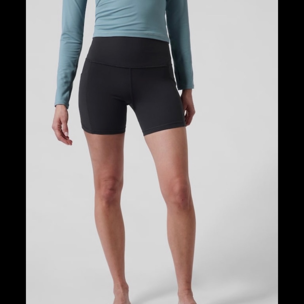 NWT-Athleta Black Salutation Stash 5” Short, Size 1X